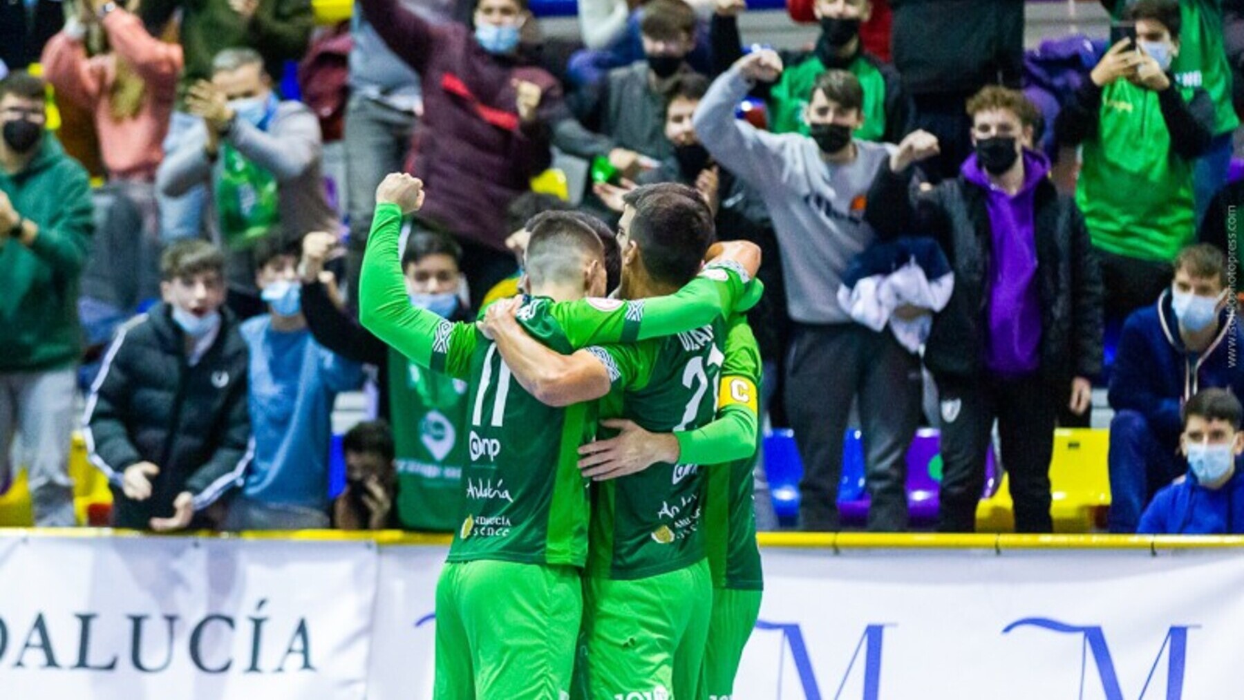 Los jugadores del BeSoccer CD UMA Antequera celebran ante su afición