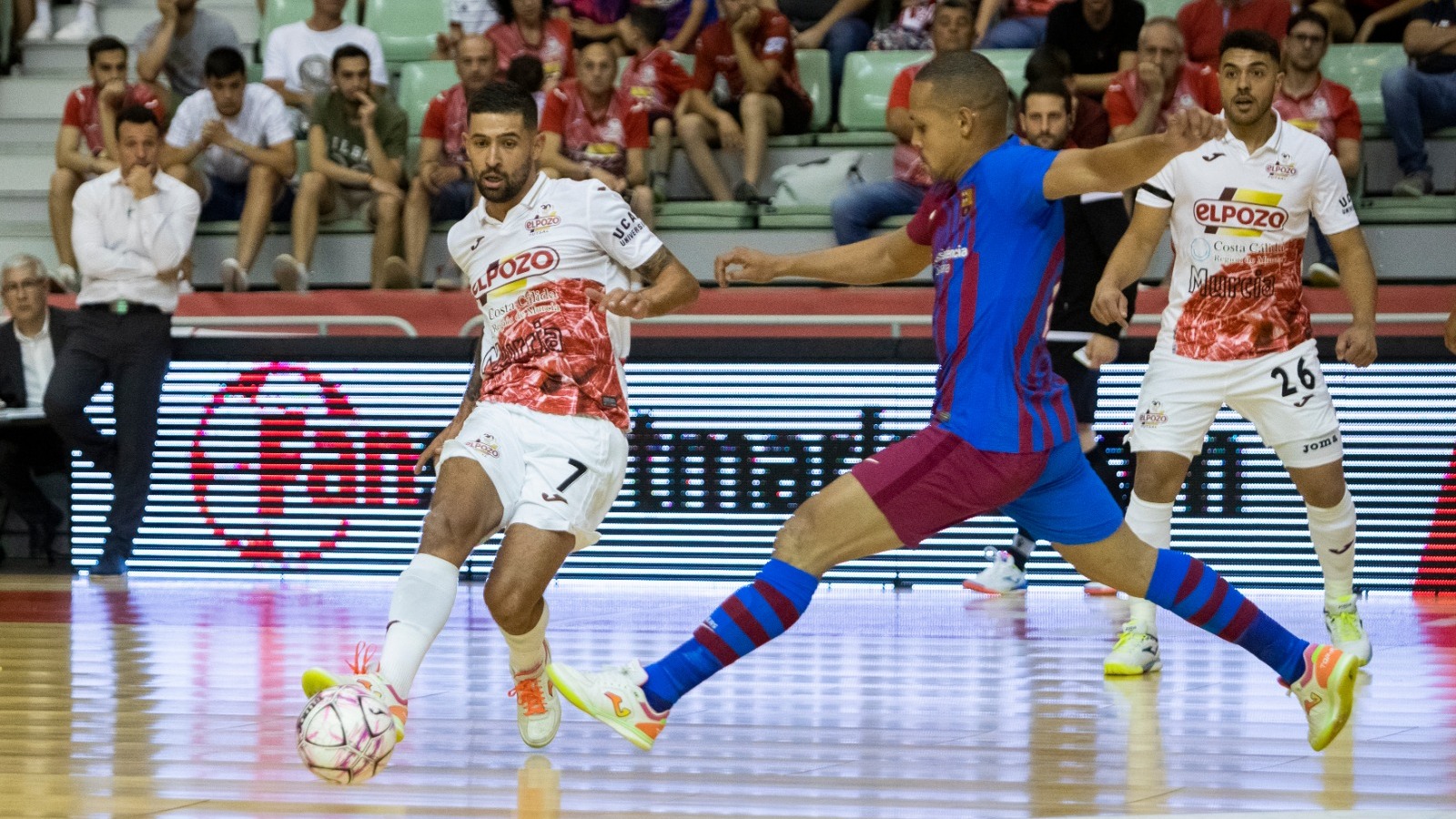 Felipe Valerio, de ElPozo Murcia Costa Cálida, arma un pase ante la presión de Ferrao, del Barça