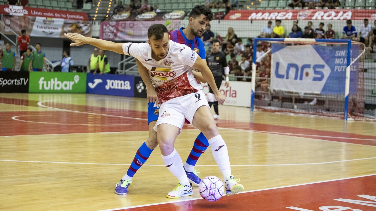 Rafa Santos, de ElPozo Murcia Costa Cálida, protege la pelota ante André Coelho, del Barça