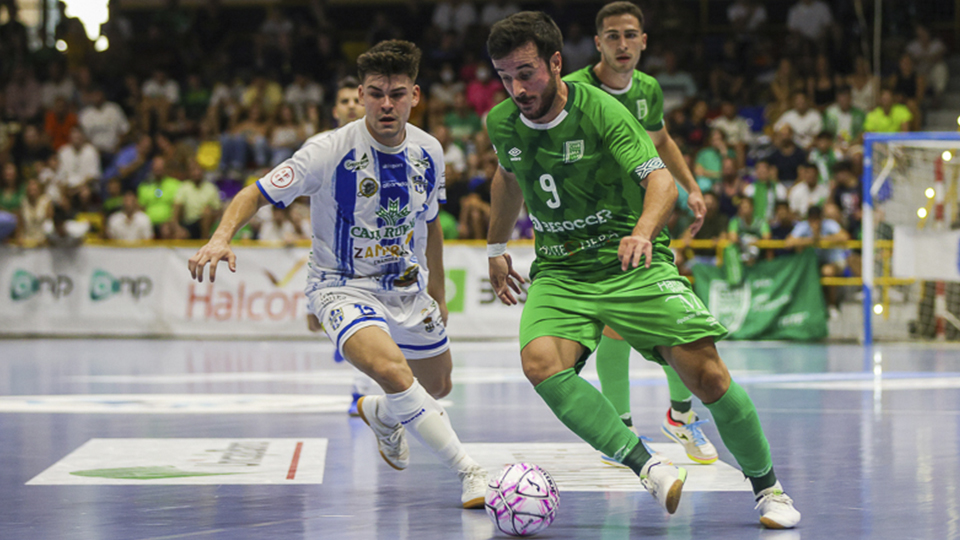 Dani Ramos, del BeSoccer CD UMA Antequera, controla el balón ante Brian, del Atlético Benavente FS (Fotografía: iso100photopress)