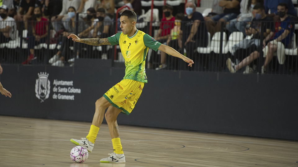 Aicardo, jugador de Jaén FS, con el balón.