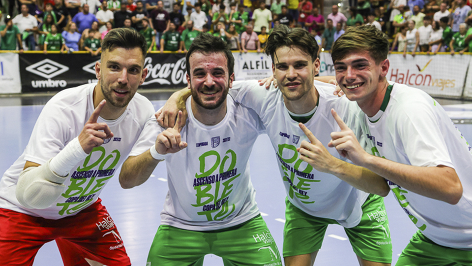 Los jugadores del BeSoccer CD UMA Antequera celebran el Ascenso a Primera (Fotografía: iso100photopress)