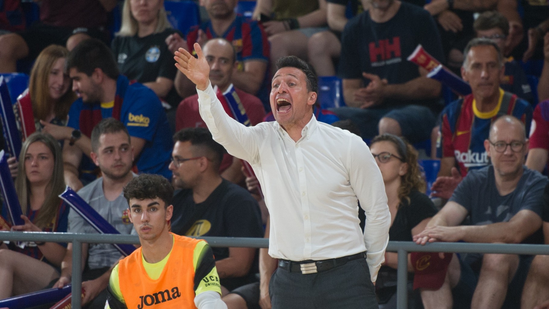 Diego Giustozzi, entrenador de ElPozo Murcia Costa Cálida, da instrucciones desde la banda