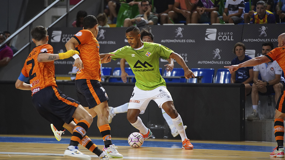 Higor, del Palma Futsal, rodeado de contrarios.
