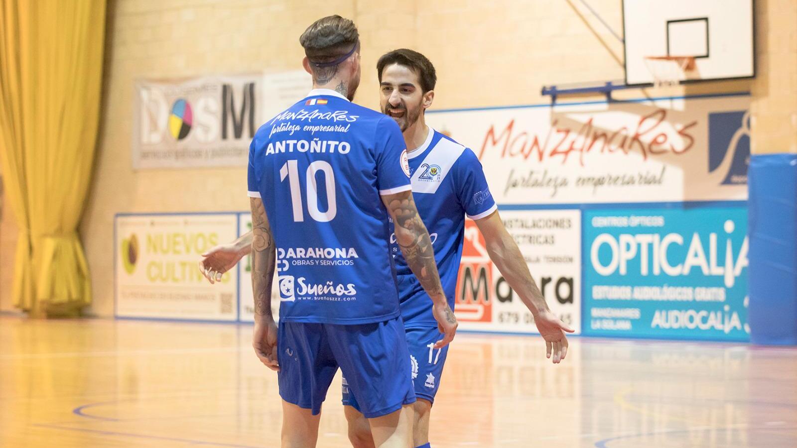 Álex Velasco y Antoñito celebran un gol con Manzanares FS Quesos El Hidalgo