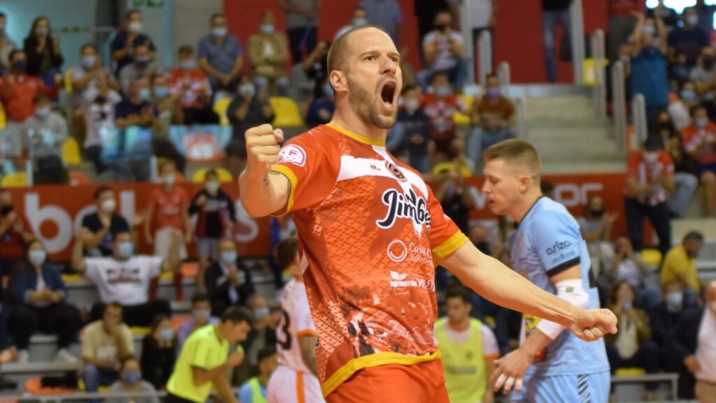 Solano, del Jimbee Cartagena, celebra un gol