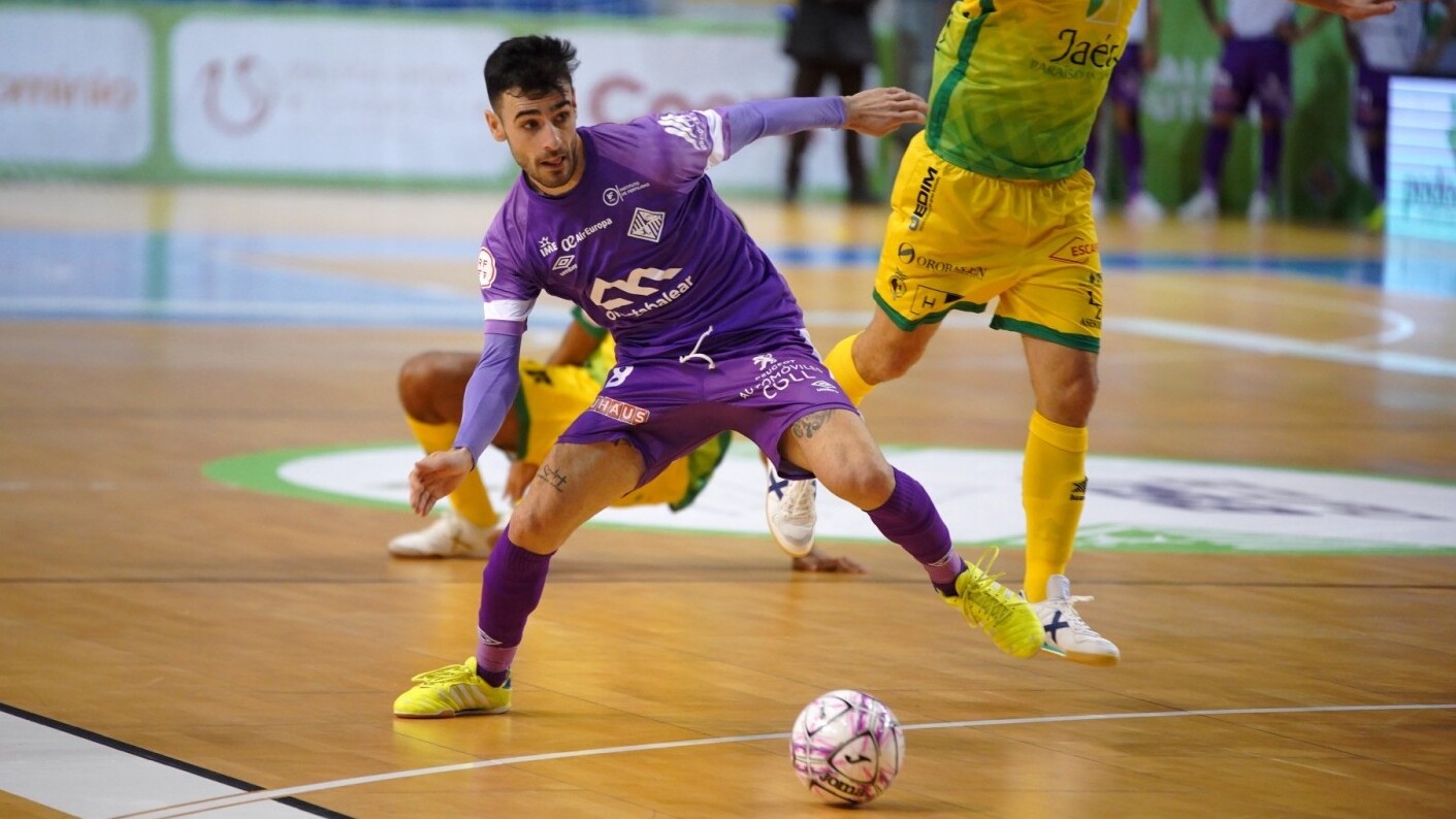 Eloy Rojas, del Palma Futsal, intenta hacerse con una pelota frente al Jaén FS