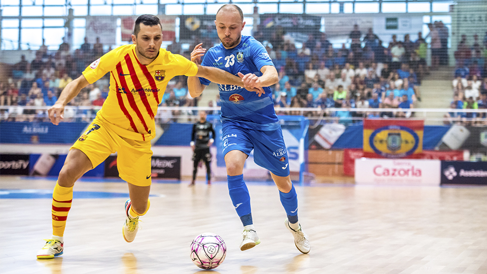 Dyego, del Barça, y Nano, de Viña Albali Valdepeñas, pugnan por el balón (Fotografía: ACP-FSV)