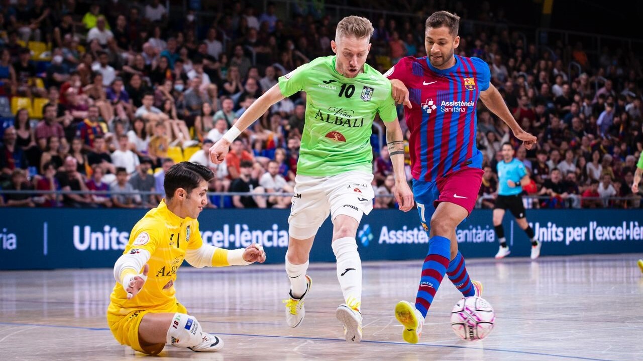 Bateria, del Viña Albali Valdepeñas, corta una conducción de Pito, del Barça