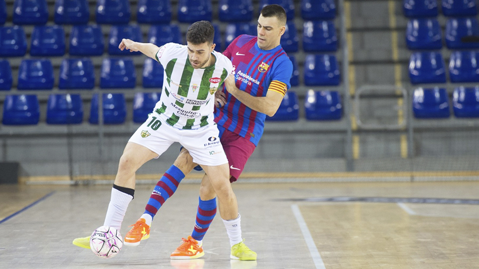 Alberto Saura, del Córdoba Patrimonio, pugna por el balón con Sergio Lozano, del Barça (Fotografía: Ernesto Arandilla)