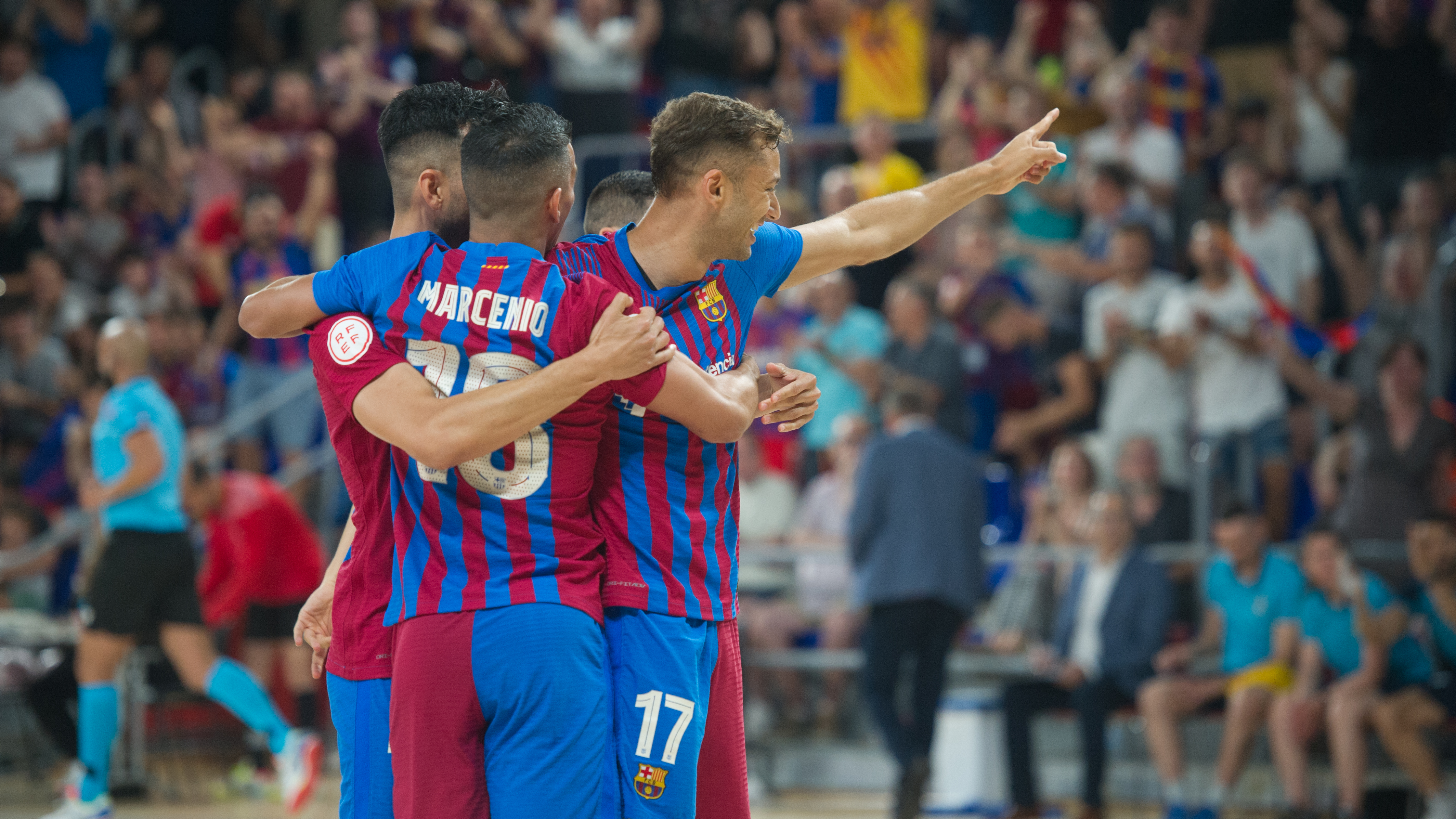 Los jugadores del Barça se abrazan tras marcar un gol (Foto: Ernesto Arandilla)