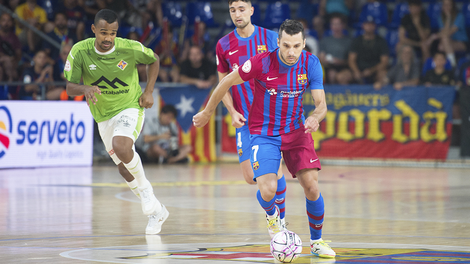 Dyego, del Barça, conduce el balón ante Higor, de Palma Futsal (Fotografía: Ernesto Arandilla)