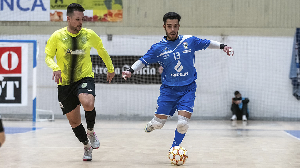 Álex Regueira, de O Parrulo Ferrol, conduce el balón (Fotografía: Ismael Miján / MijanPhoto)