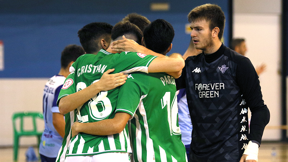 Los jugadores del Real Betis Futsal B celebran un gol