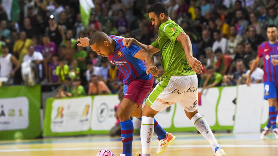 Ferrao, jugador del Barça, protege el balón ante Tomaz, del Palma Futsal.