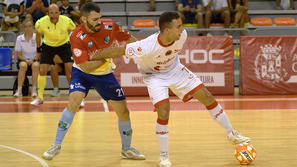 Juanan, del Jimbee Cartagena, sujeta el balón ante Juan Emilio, del CD El Ejido Futsal
