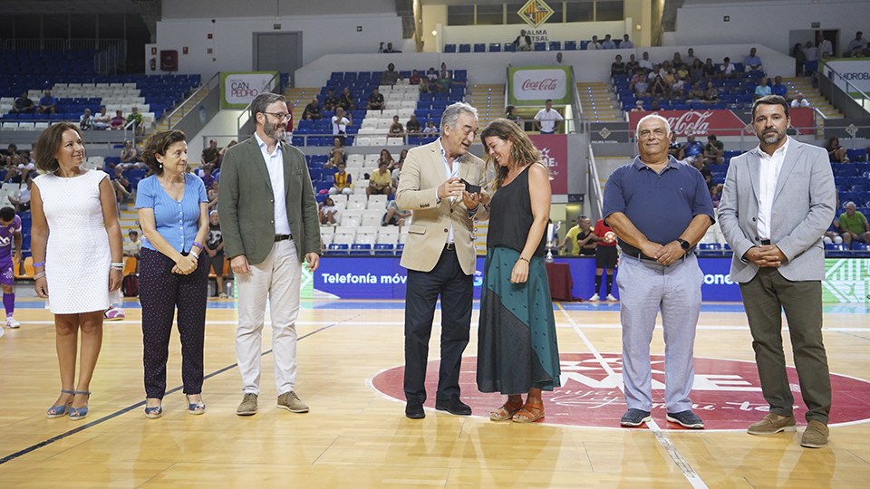 Javier Lozano, presidente de la LNFS, entrega a María Jaume, hija de Miquel Jaume, la insignia de oro de la Asociación junto a la presencia de Joana Maria Capo, Fina Santiago, José Hila, Tomeu Quetglas, Juan Carlos Miralles y José Tirado