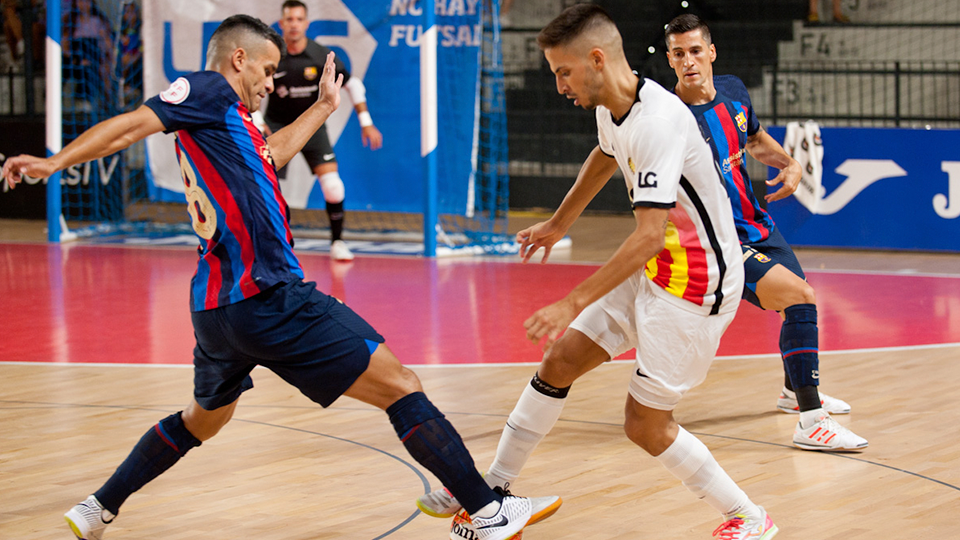 Khalid, jugador de Industrias Santa Coloma, ante Marcenio, del Barça.