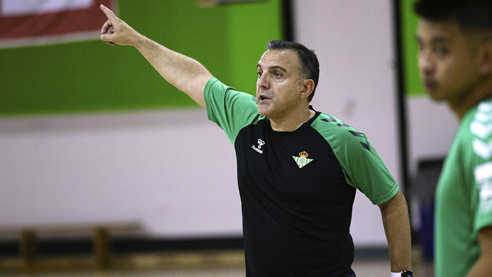 Bruno García, entrenador del Real Betis Futsal, da instrucciones