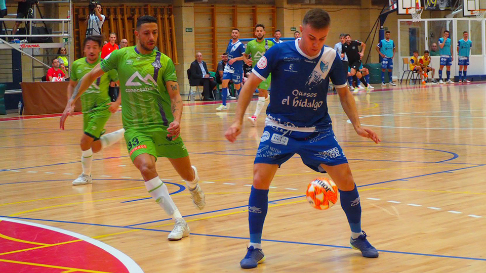 Daniel, de Quesos El Hidalgo Manzanares, controla el balón junto a Cainan de Matos, de Palma Futsal