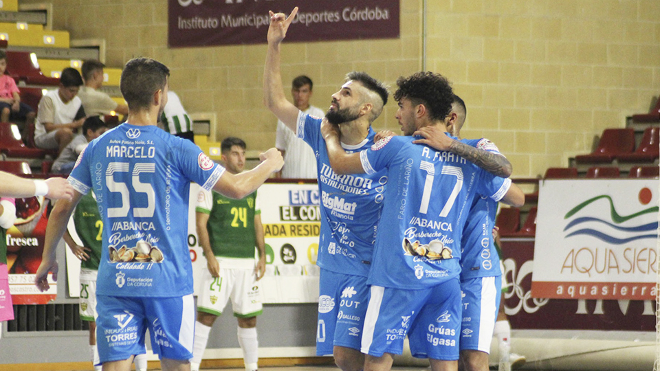 Los jugadores del Noia Portus Apostoli celebran un gol