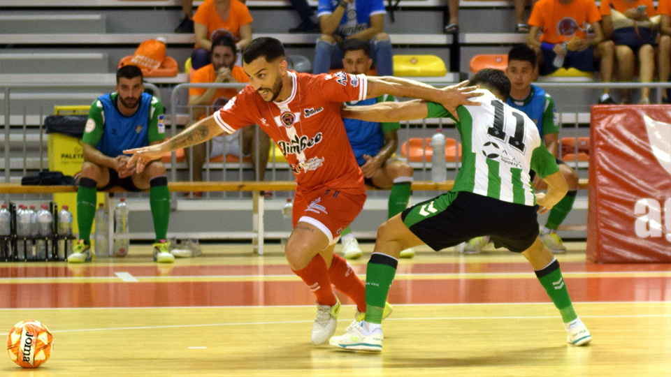 Waltinho, del Jimbe Cartagena, pelea un balón ante Raúl, del Real Betis Futsal