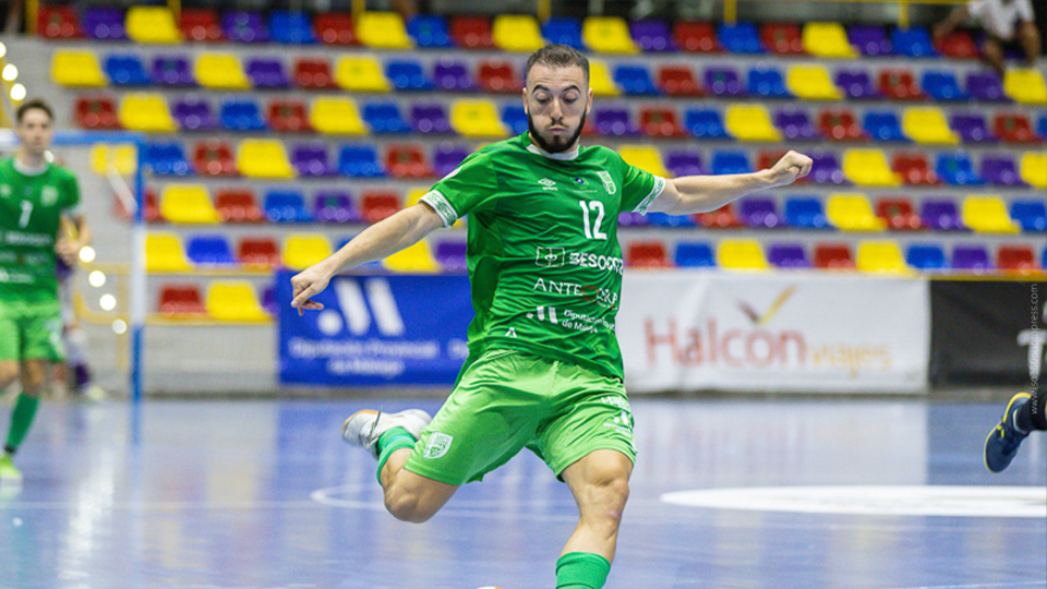 Cobarro, del BeSoccer CD UMA Antequera, en un partido
