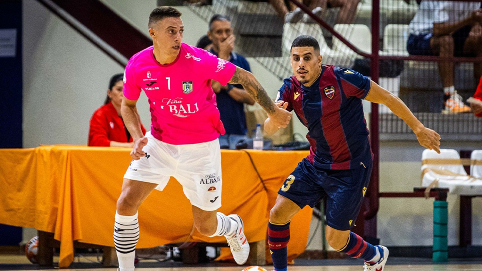 Lazarevic, de Viña Albali Valdepeñas, ante Hamza, del Levante UD FS