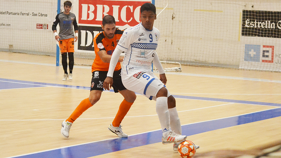 Wilson Francia, de O Parrulo Ferrol, protege el balón ante Lucho, de Burela FS