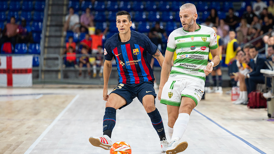 Miguelín, jugador del Córdoba Patrimonio, ante Ortiz, del Barça.