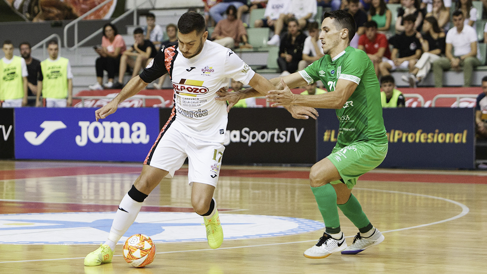 Taffy, de ElPozo Murcia Costa Cálida, ante Óscar Muñoz, del BeSoccer UMA Antequera (Fotografía: Pascu Méndez)