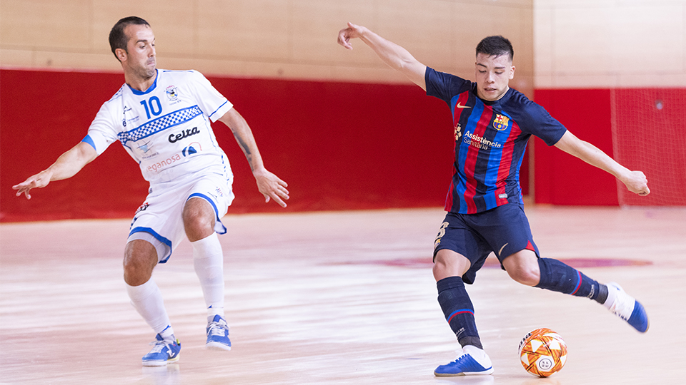 Harrison, del Barça Atlètic, golpea el balón frente a Adri, de O Parrulo Ferrol
