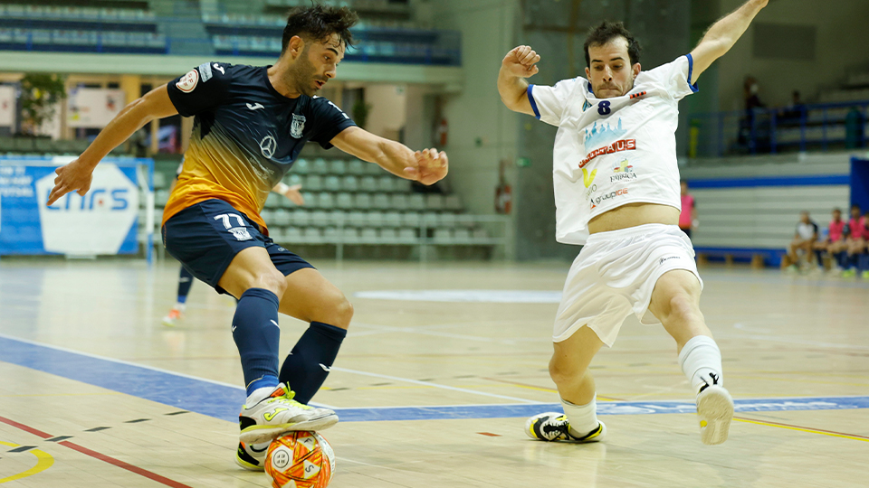 Pablo Ibarra, del CD Leganés, controla el balón ante Richi Felipe, del AD Sala 10