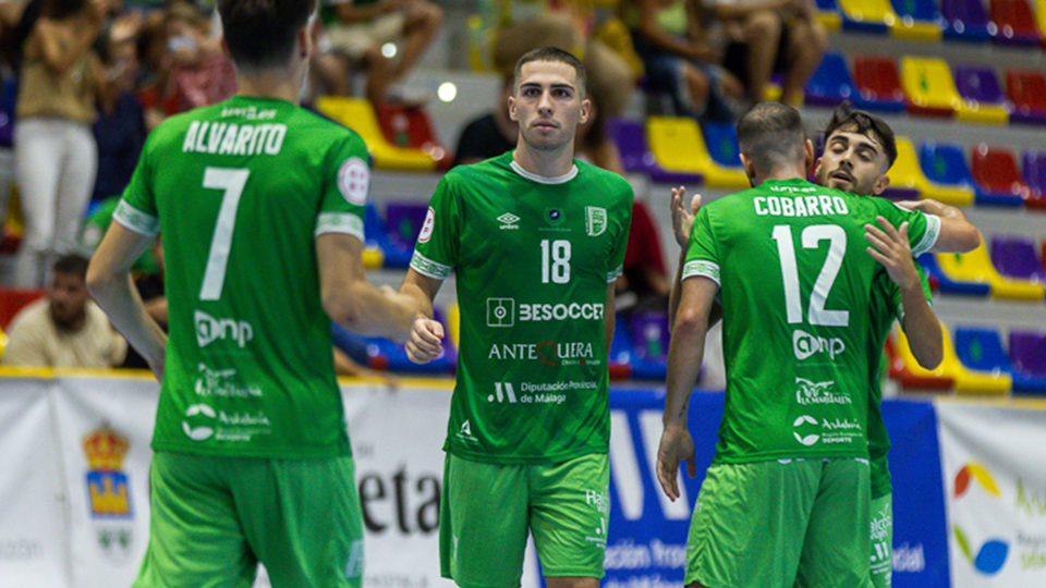 Los jugadores del BeSoccer CD UMA Antequera celebran un gol.