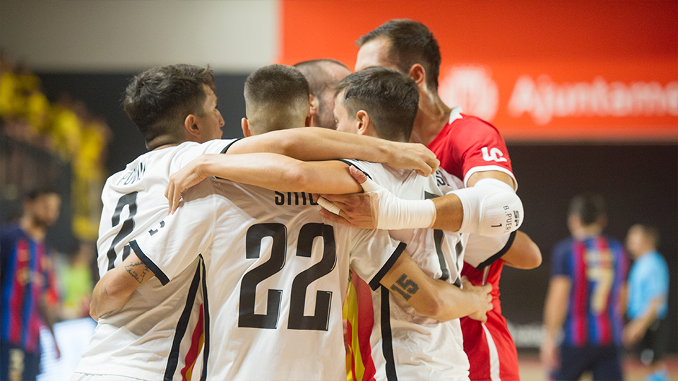 Los jugadores de Industrias Santa Coloma celebran un tanto