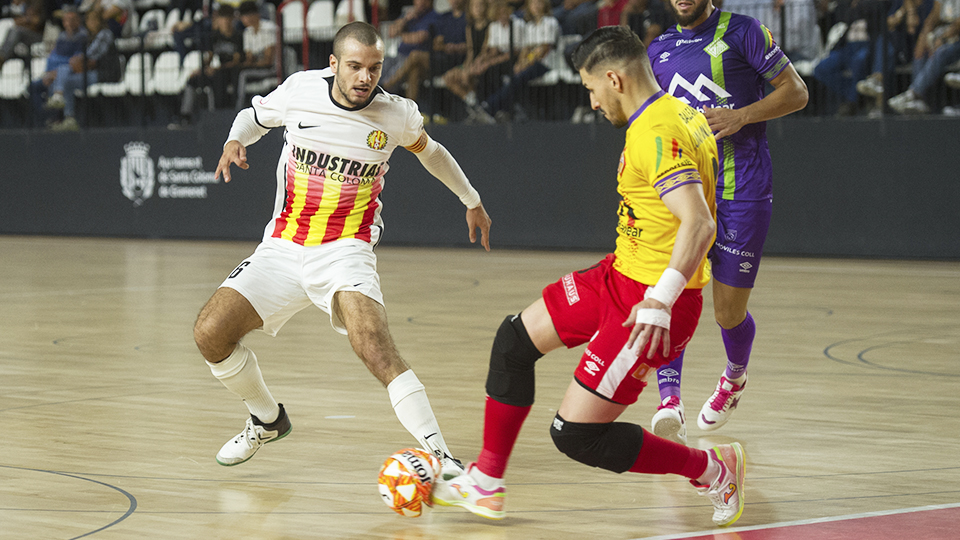 Luan Muller, de Mallorca Palma Futsal, despeja un balón ante David Álvarez (Fotografía: Ernesto Arandilla)