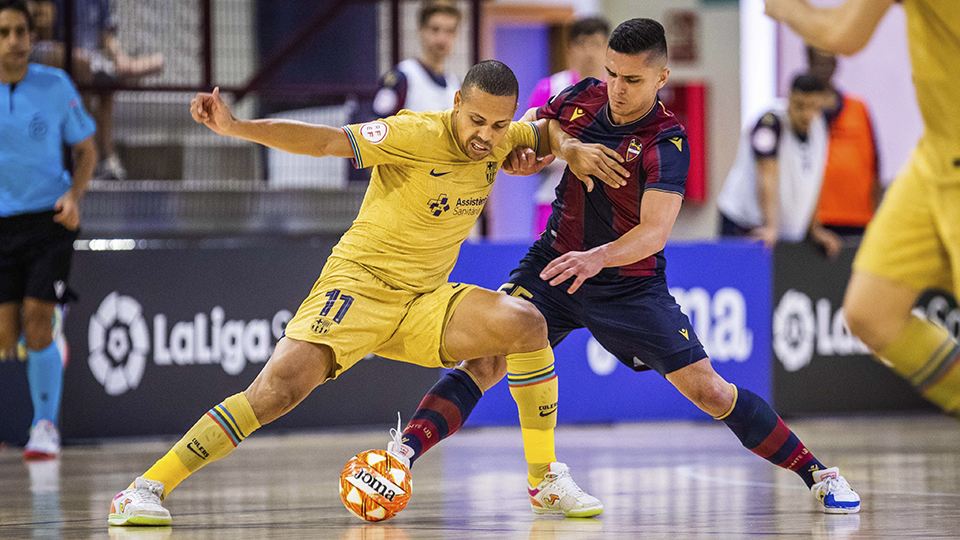Antoniazzi, de Levante UD FS, y Ferrao, del Barça, pugnan por el balón