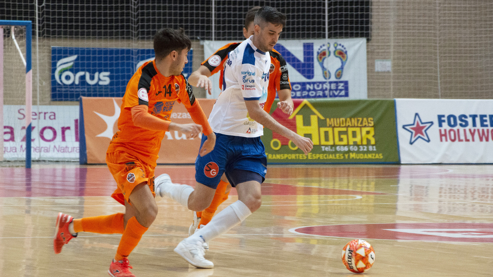 Adri Ortego, del AD Sala 10, conduce el balón ante Alberto, del Burela FS (Fotografía: Pedro Serrano)