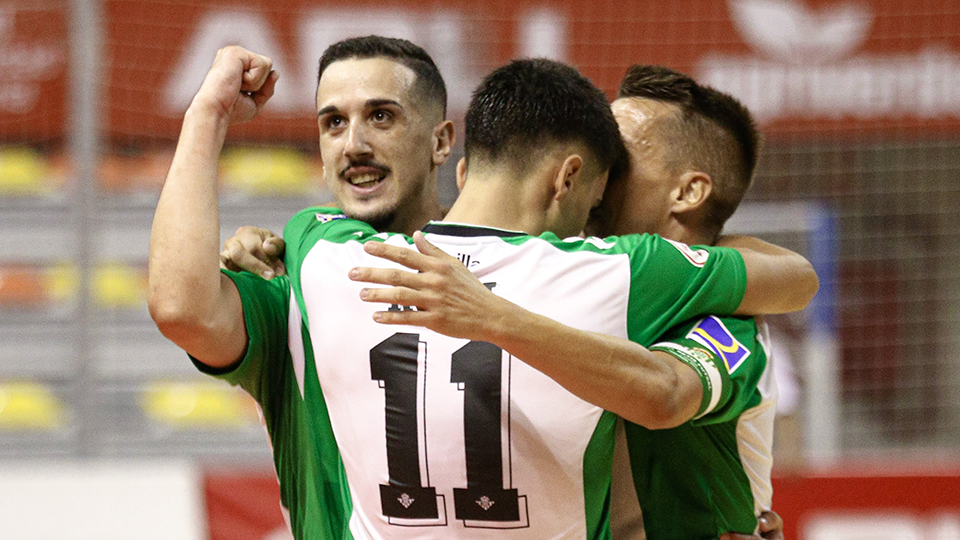 Los jugadores del Real Betis Futsal celebran un tanto.