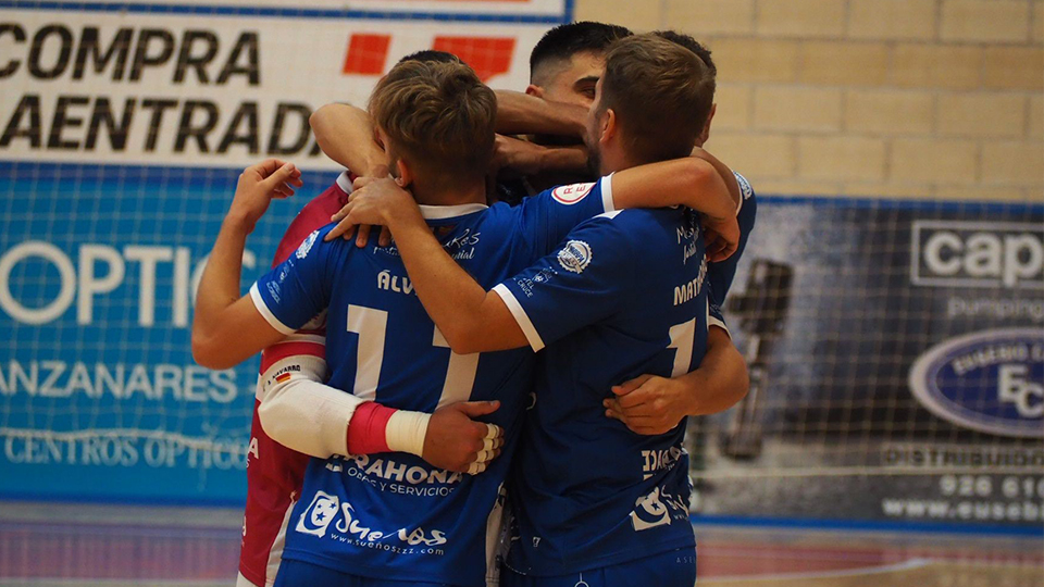 Los jugadores de Quesos El Hidalgo Manzanares celebran un gol