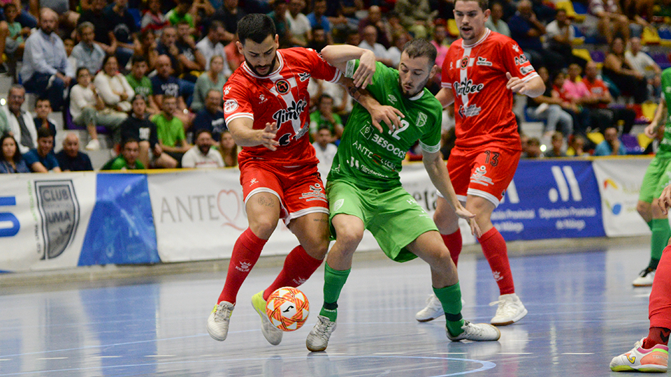 Waltinho, jugador del Jimbee Cartagena, pugna por el balón con Cobarro, del BeSoccer CD UMA Antequera.