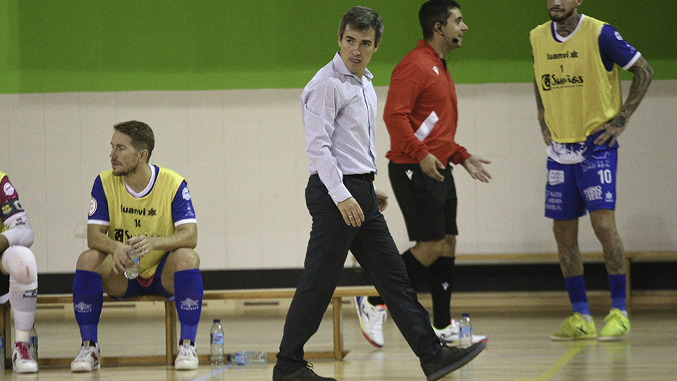 Juanlu Alonso, entrenador del Quesos El Hidalgo Manzanares, durante un partido.