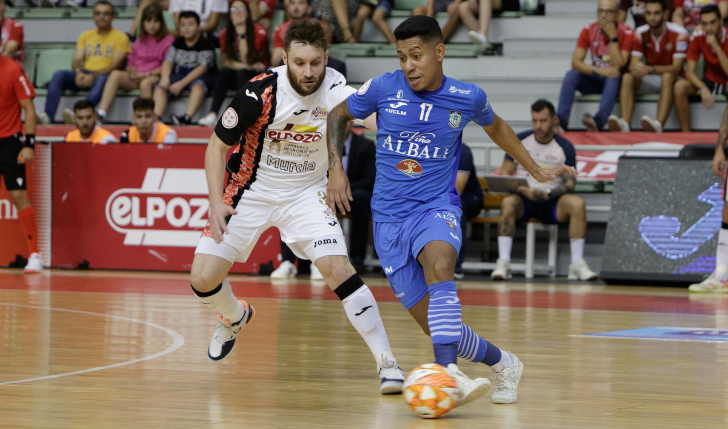 Bynho, de Viña Albali Valdepeñas, conduce el balón ante Gadeia, de ElPozo Murcia Costa Cálida (Fotografía: Pascu Méndez)