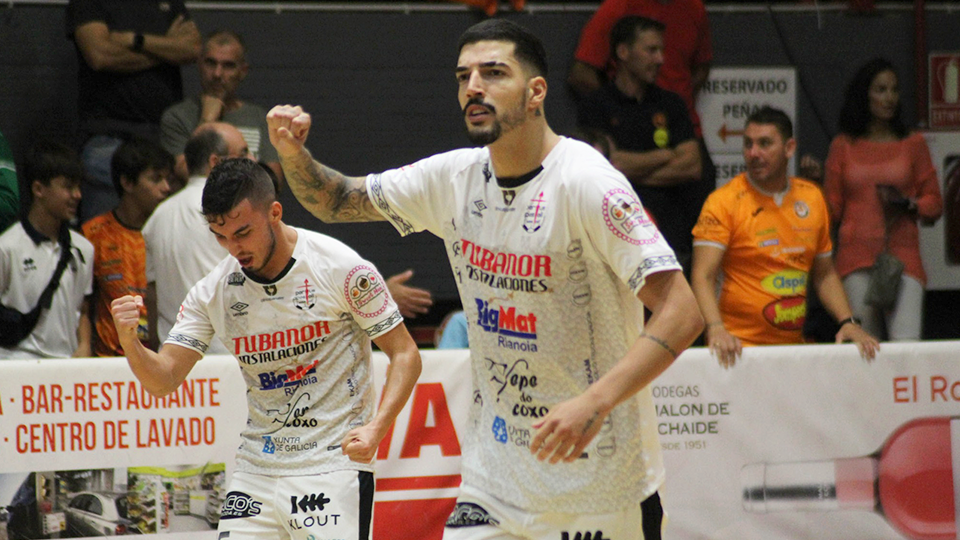 Bruno Gomes y Marcelo celebran un tanto del Noia Portus Apostoli.