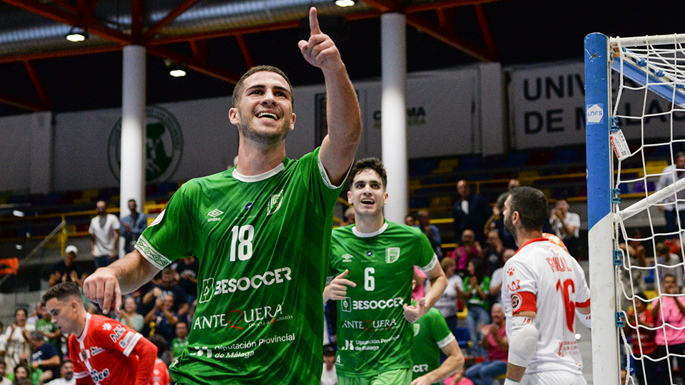 Pablo Ramírez, jugador del BeSoccer CD UMA Antequera, celebra un tanto.