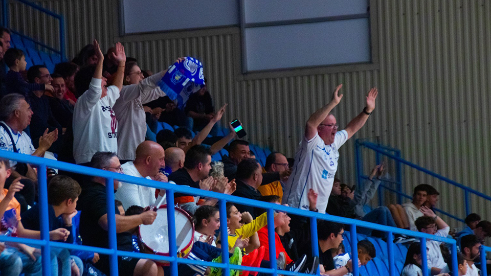 Los aficionados de O Parrulo Ferrol animan a su equipo.