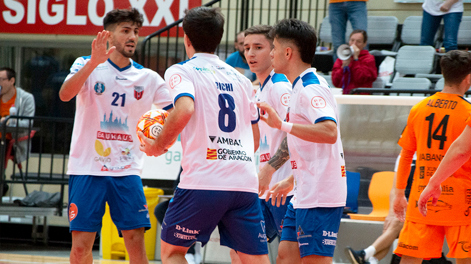 Los jugadores del AD Sala 10 celebran un gol.