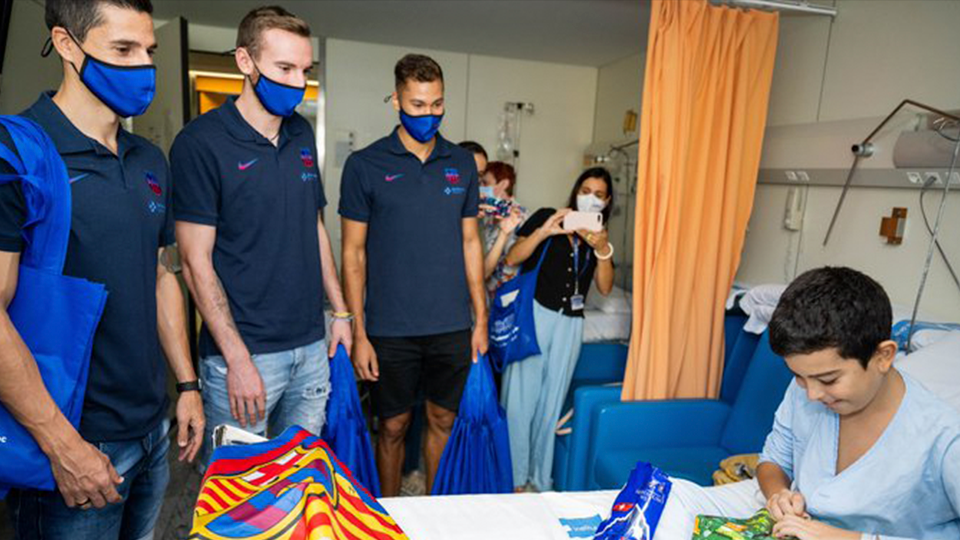 Primera visita post pandemia del Barça a los hospitales