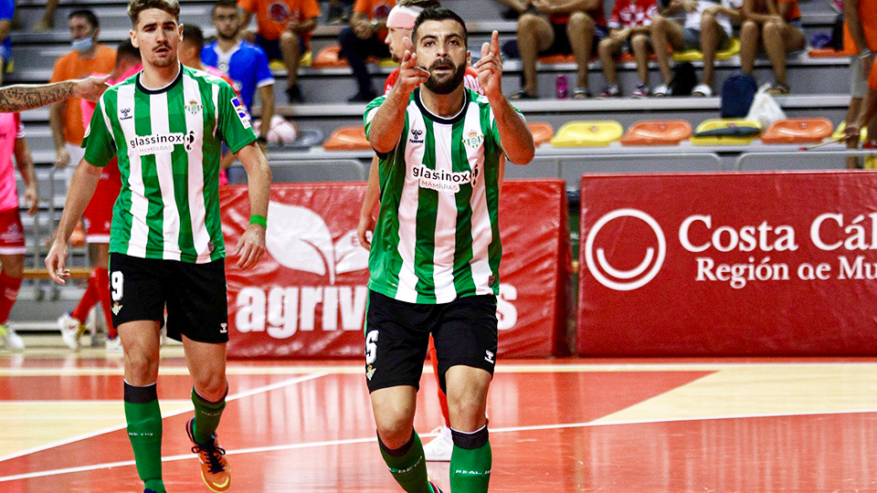 Aitor celebra un tanto del Real Betis Futsal