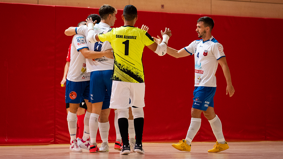 Los jugadores del AD Sala 10 celebran un tanto.